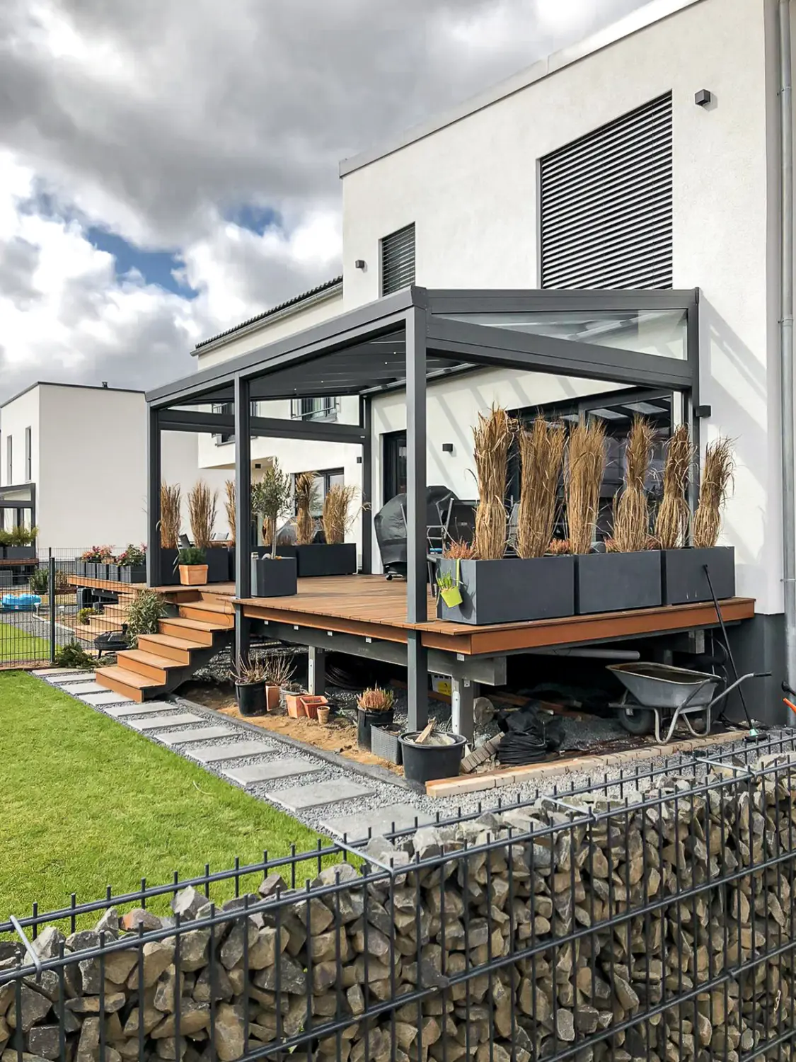 Terrasse und Schuppen